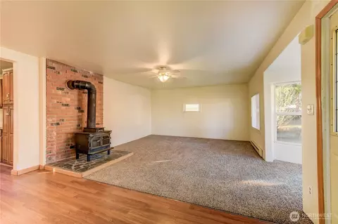 Living - 1926 Monroe Ave, Everett, WA 98203 photo 2 of 3