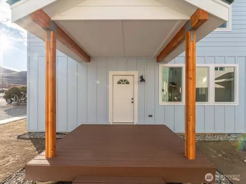 407 E Okanogan Ave, Chelan, WA 98816