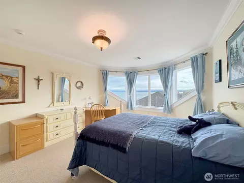 Bedroom - 103 E Seashore Ln, Sequim, WA 98382 photo 5 of 6