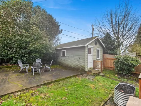 Exterior - 1301 Oakes Ave, Everett, WA 98201 photo 6 of 9