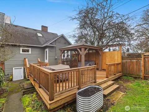 Exterior - 1301 Oakes Ave, Everett, WA 98201 photo 4 of 9