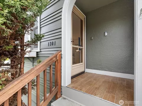 Entry Way - 1301 Oakes Ave, Everett, WA 98201 photo 1 of 3