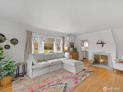 Living - 1301 Oakes Ave, Everett, WA 98201 photo 1 of 4