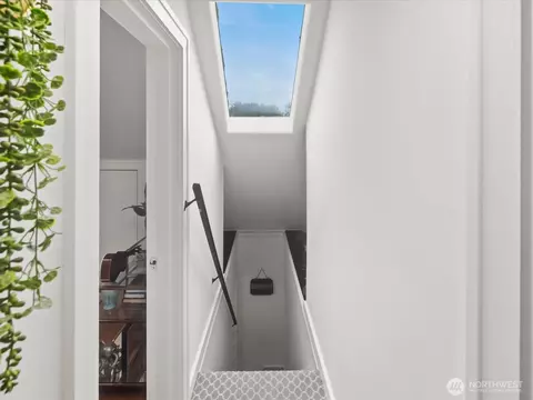 Entry Way - 1301 Oakes Ave, Everett, WA 98201 photo 3 of 3