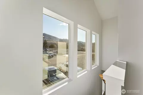 Entry Way - 413 E Okanogan Ave, Chelan, WA 98816 photo 3 of 3
