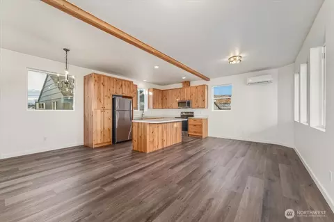 Living - 413 E Okanogan Ave, Chelan, WA 98816 photo 2 of 2