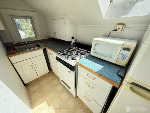 Kitchen - 2515 Oakes Ave, Everett, WA 98201 photo 5 of 6