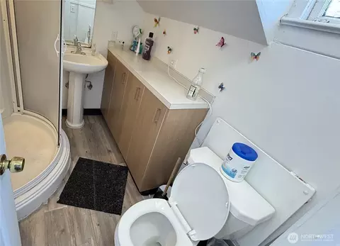 Bath - 2515 Oakes Ave, Everett, WA 98201 photo 4 of 4