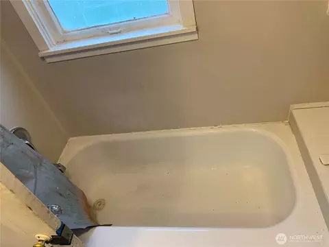 Bath - 2515 Oakes Ave, Everett, WA 98201 photo 3 of 4