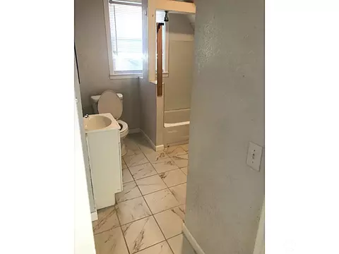 Bath - 2515 Oakes Ave, Everett, WA 98201 photo 1 of 4