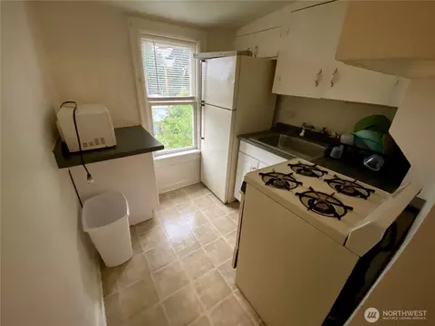Kitchen - 2515 Oakes Ave, Everett, WA 98201 photo 3 of 6