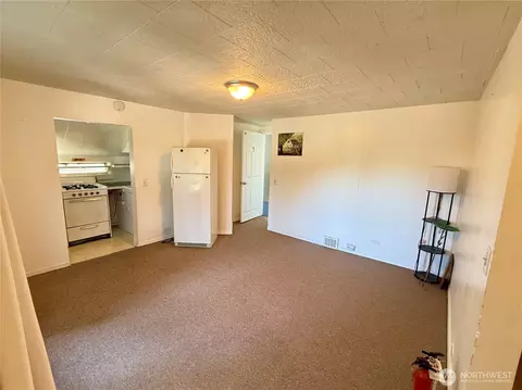 Living - 2515 Oakes Ave, Everett, WA 98201 photo 2 of 2
