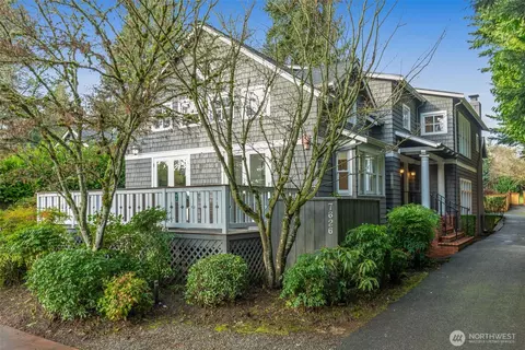 7626 NE 8th St, Medina, WA 98039