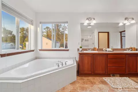 Bath - 1324 Hansberry Ave NE, Orting, WA 98360 photo 1 of 4