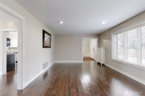 Living - 958 Abbott Rd, Walla Walla, WA 99362 photo 2 of 5