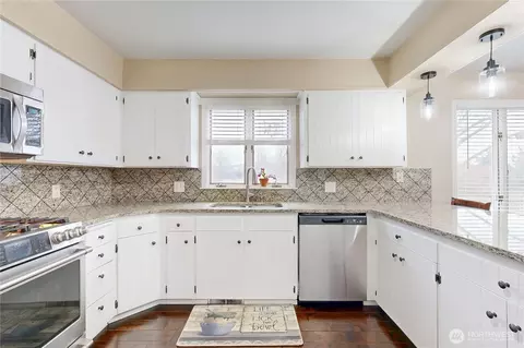 Kitchen - 958 Abbott Rd, Walla Walla, WA 99362 photo 3 of 5