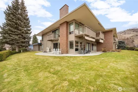 301 S 3rd St #4, Chelan, WA 98816