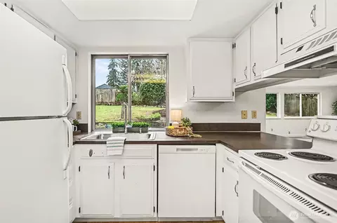 Kitchen - 20224 11th Dr SE, Bothell, WA 98012 photo 2 of 4