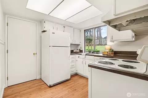 Kitchen - 20224 11th Dr SE, Bothell, WA 98012 photo 3 of 4