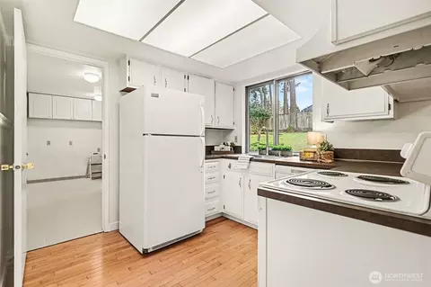 Kitchen - 20224 11th Dr SE, Bothell, WA 98012 photo 4 of 4