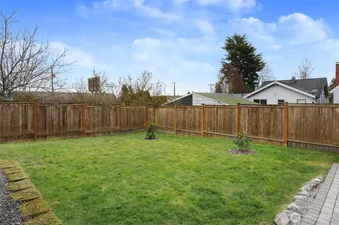 Exterior - 941 N 79th St, Seattle, WA 98103 photo 6 of 9