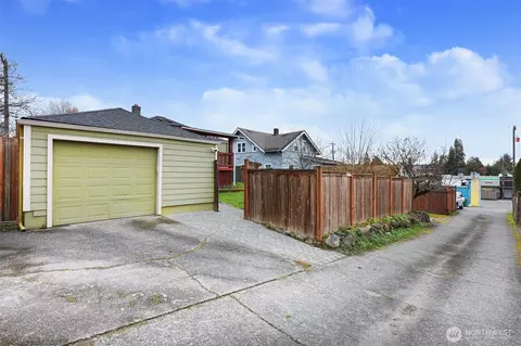 Exterior - 941 N 79th St, Seattle, WA 98103 photo 8 of 9