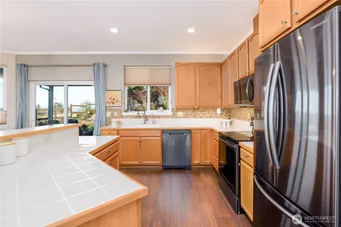 Kitchen - 21 American Eagle Dr, Sequim, WA 98382 photo 2 of 3