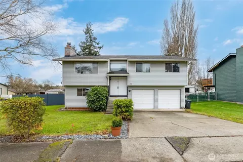 953 NW Illahee Dr, Oak Harbor, WA 98277