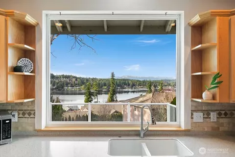 6056 Sandpiper Ct, Bremerton, WA 98312