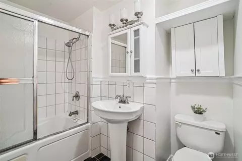 Bath - 17841 4th Ave NW, Shoreline, WA 98177 photo 1 of 2