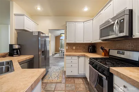 Kitchen - 15007 148th Avenue Ct E, Orting, WA 98360 photo 2 of 5
