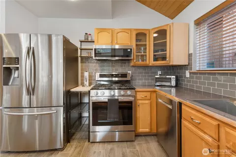 Kitchen - 62307 Meadow Way E, Greenwater, WA 98022 photo 4 of 4