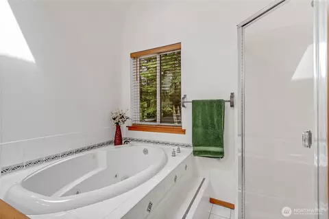 Bath - 62307 Meadow Way E, Greenwater, WA 98022 photo 2 of 2