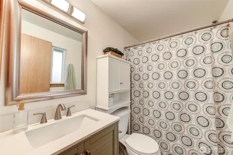 Bath - 7910 E Glen Dr, Everett, WA 98203 photo 2 of 2