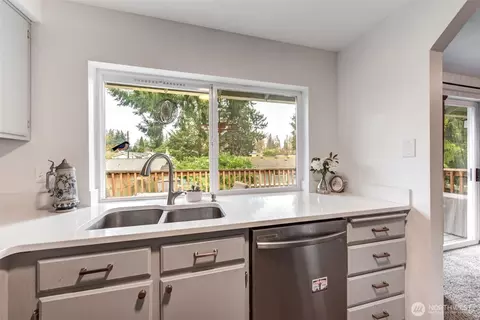 Kitchen - 7910 E Glen Dr, Everett, WA 98203 photo 2 of 2