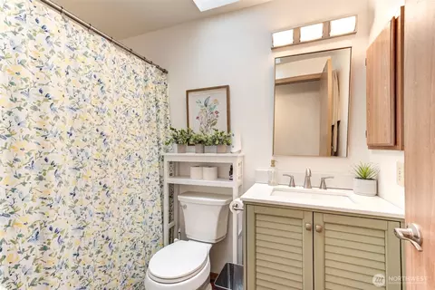 Bath - 7910 E Glen Dr, Everett, WA 98203 photo 1 of 2