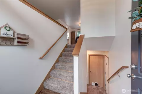 Entry Way - 7910 E Glen Dr, Everett, WA 98203 photo 1 of 2