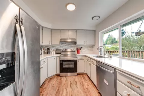 Kitchen - 7910 E Glen Dr, Everett, WA 98203 photo 1 of 2