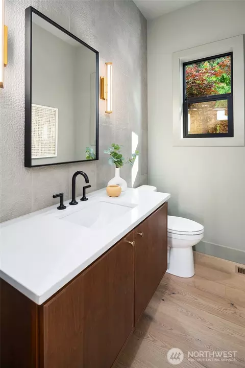 Bath - 17626 Talbot Rd, Edmonds, WA 98026 photo 4 of 7
