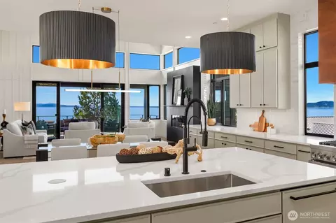 Kitchen - 17626 Talbot Rd, Edmonds, WA 98026 photo 2 of 4