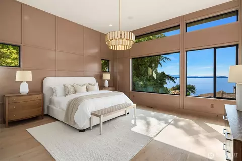 Bedroom - 17626 Talbot Rd, Edmonds, WA 98026 photo 1 of 5