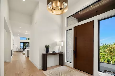 Entry Way - 17626 Talbot Rd, Edmonds, WA 98026 photo 1 of 1