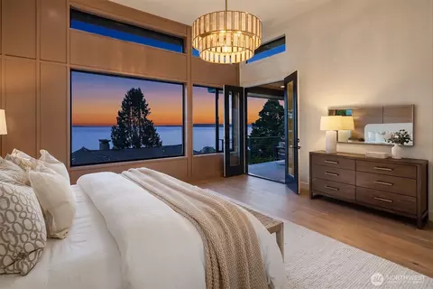Bedroom - 17626 Talbot Rd, Edmonds, WA 98026 photo 2 of 5