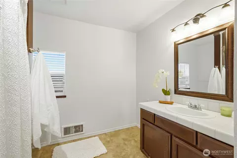 Bath - 1809 21st St, Everett, WA 98201 photo 1 of 3