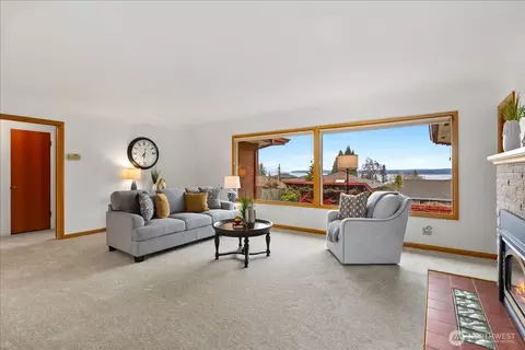 Living - 411 Crown Dr, Everett, WA 98203 photo 1 of 3