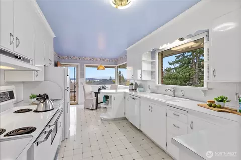Kitchen - 411 Crown Dr, Everett, WA 98203 photo 1 of 2