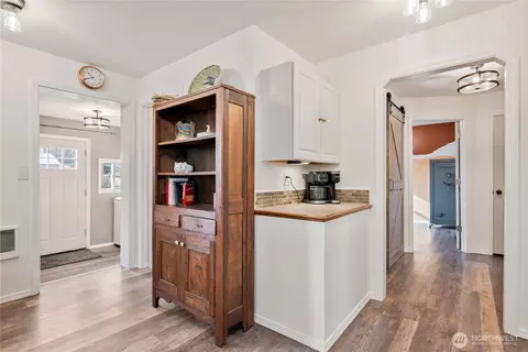 Entry Way - 2829 Hemlock St, Longview, WA 98632 photo 1 of 1