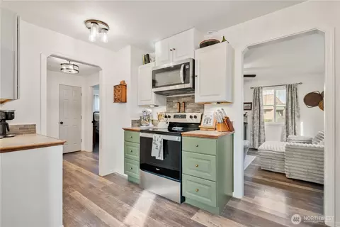 Kitchen - 2829 Hemlock St, Longview, WA 98632 photo 2 of 2