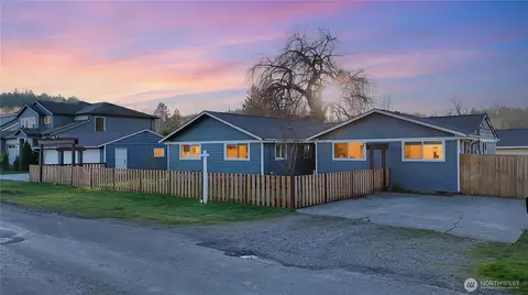 1122 13th St SW, Puyallup, WA 98371