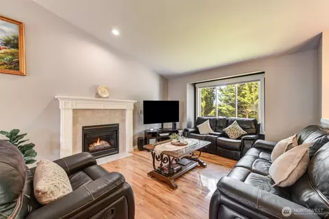 Living - 13004 25th Ave SE, Everett, WA 98208 photo 2 of 5